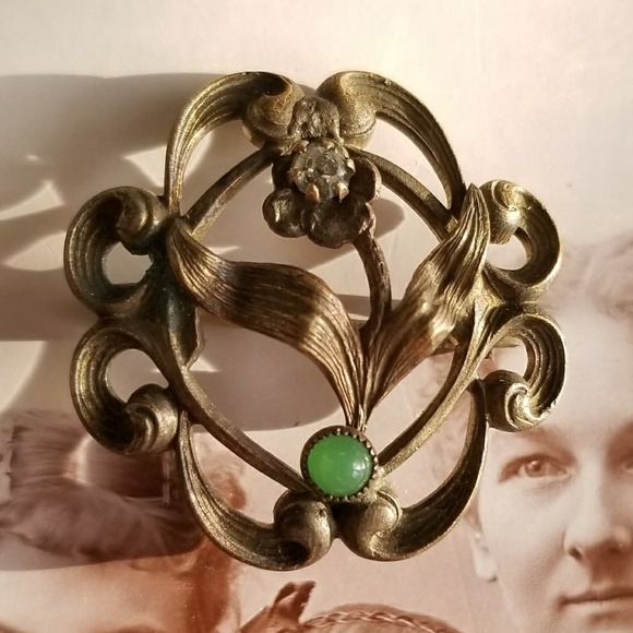 Vintage Jewelry - Antique Art Nouveau brooch leaves green cabochon g